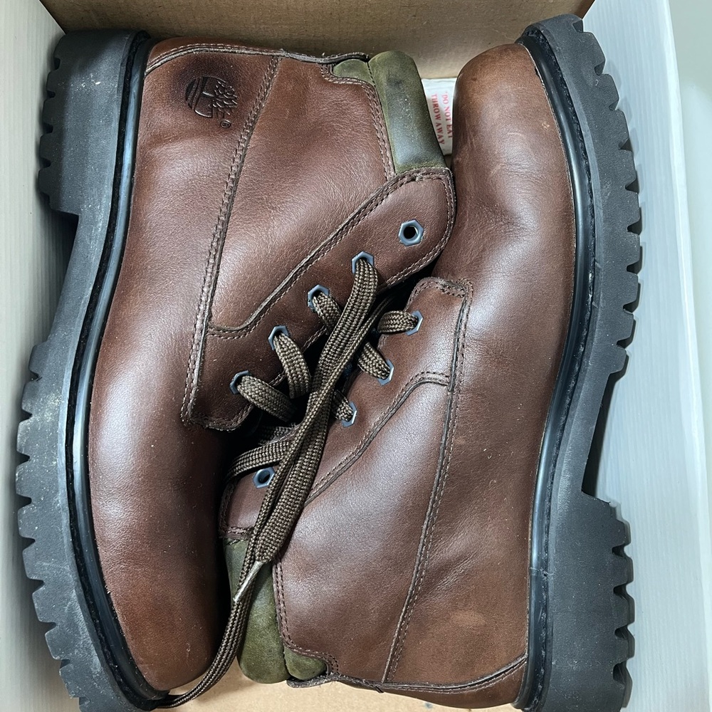 Timberland Women's Dark Brown Leather Boots
Excellent condition.
